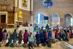 Adoracja Najświętszego Sakramentu w pierwszą niedzielę listopada w czasie Mszy św. z udziałem dzieci.