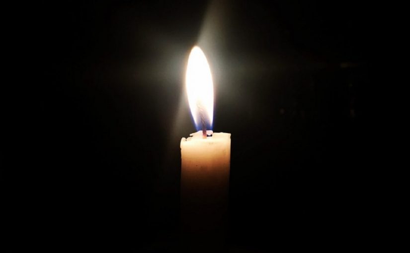Biskupi Europy proszą wiernych o zapalenie świecy w Wigilię Paschalną jako znaku nadziei
